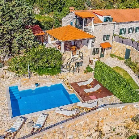 Sleeps 6 Pool Air Con Wifi