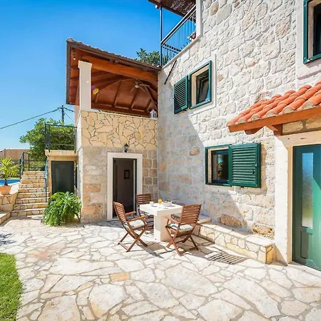 Sleeps 6 Pool Air Con Wifi Mlini