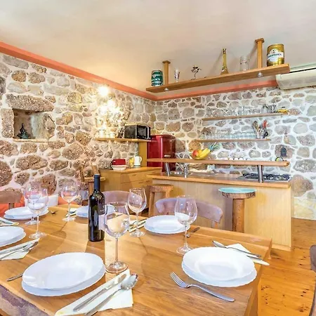 Sleeps 6 Pool Air Con Wifi Mlini