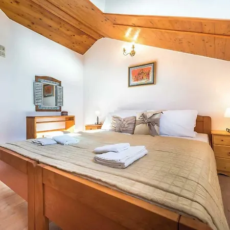 Sleeps 6 Pool Air Con Wifi