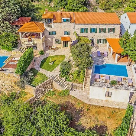 Sleeps 6 Pool Air Con Wifi * Mlini