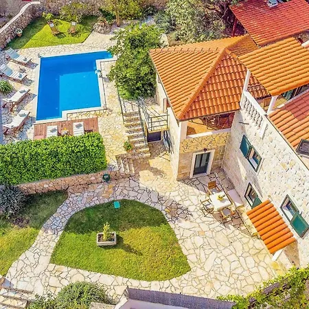 Villa Sleeps 6 Pool Air Con Wifi *