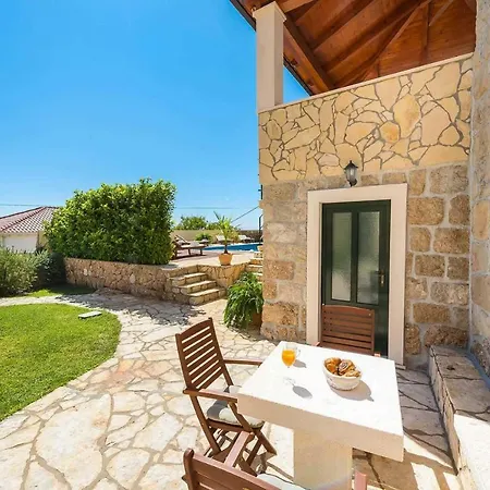 Villa Sleeps 6 Pool Air Con Wifi *